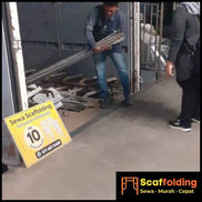 Pekerja angkat scaffolding
